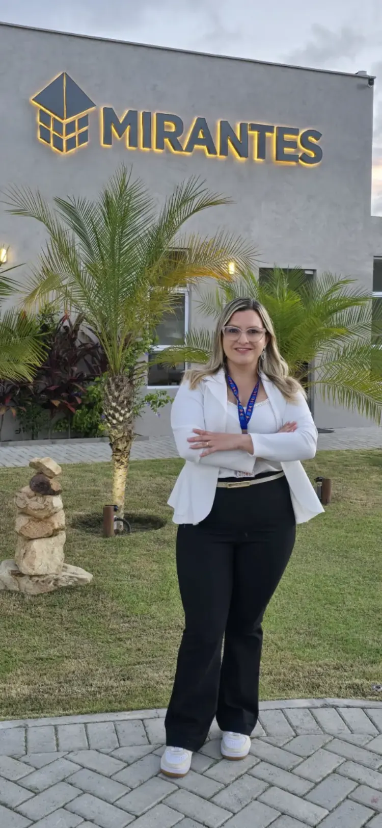 Ismênia Montenegro em frente à Mirantes